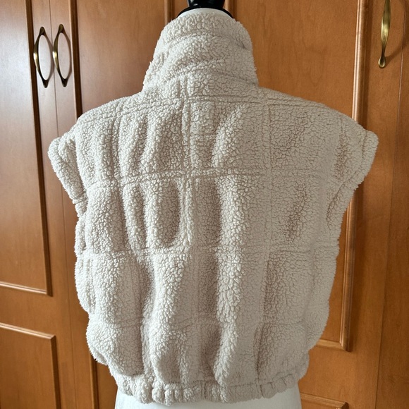 Faux fur vest - Picture 3 of 5